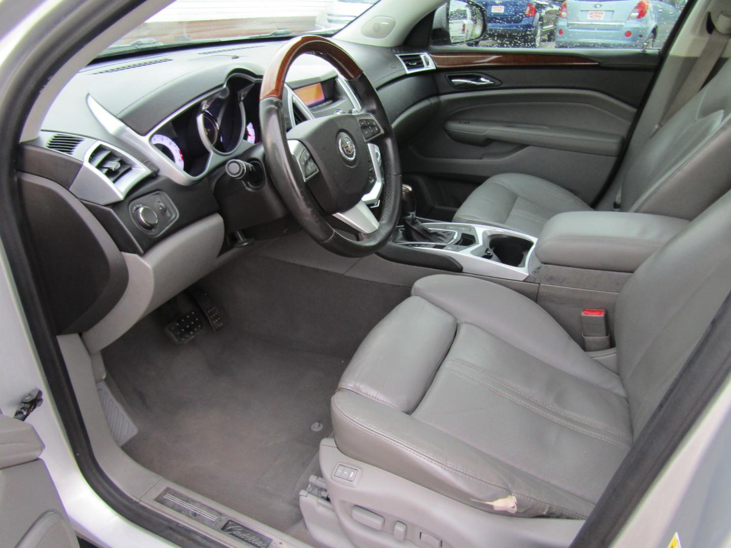 2011 Silver /Gray Cadillac SRX Luxury Collection (3GYFNAEY6BS) with an 3.0L V6 DOHC 24V engine, Automatic transmission, located at 15016 S Hwy 231, Midland City, AL, 36350, (334) 983-3001, 31.306210, -85.495277 - Photo#3